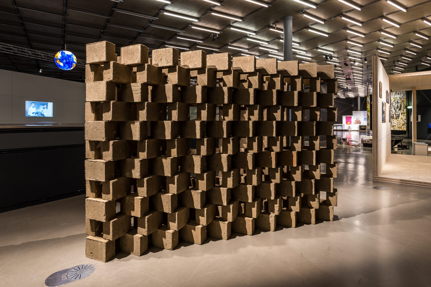 Plamen Dejanoff, Foundation Requirement (Lehm-Hanf-Steine), 2021, Ausstellungsansicht, Foto: Kunsthaus Graz/M. Grabner